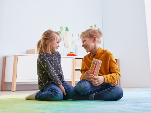 Spelende kinderen op kleed